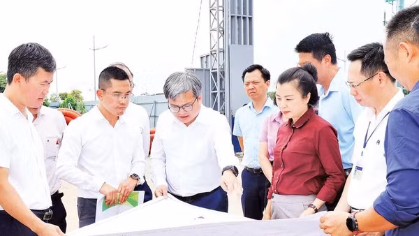 Phó Chủ tịch Ủy ban nhân dân Thành phố Hà Nội Trương Việt Dũng (giữa) kiểm tra tiến độ dự án Khu công nghệ cao sinh học Hà Nội (Ảnh HỒNG THÁI)