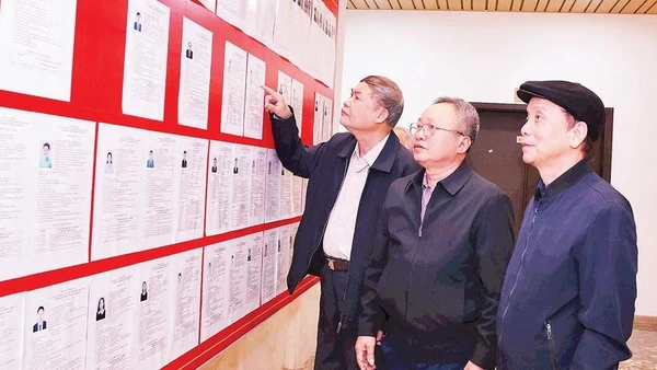 Cử tri Hà Nội xem danh sách người ứng cử đại biểu Quốc hội khóa XVI, đại biểu HĐND các cấp nhiệm kỳ 2026-2031 tại địa phương cư trú. (Ảnh TTXVN)