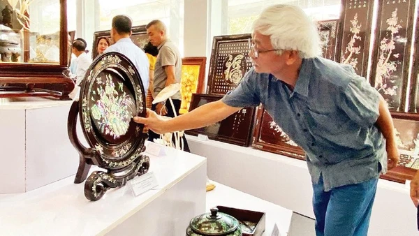 Sở Công thương Hà Nội trưng bày các mẫu thiết kế mới của làng nghề sơn mài, khảm trai Chuyên Mỹ.