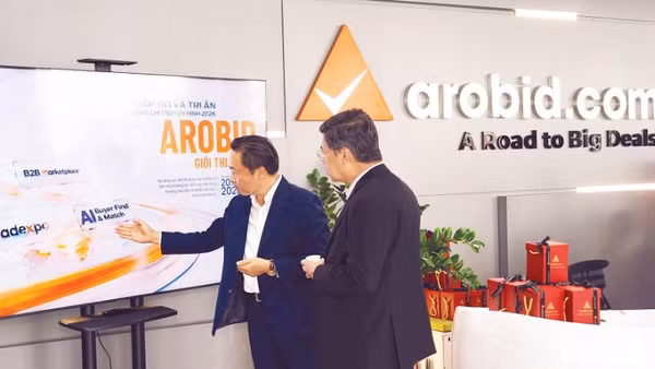Đại diện Arobid giới thiệu về nền tảng xúc tiến thương mại và đầu tư trên môi trường số.
