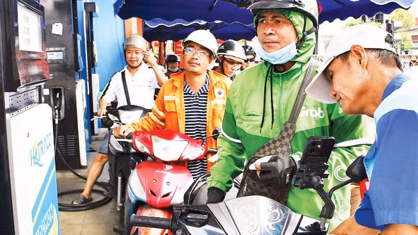 Thị trường xăng dầu trên địa bàn Thành phố Hồ Chí Minh ổn định, bảo đảm nguồn cung phục vụ khách hàng.