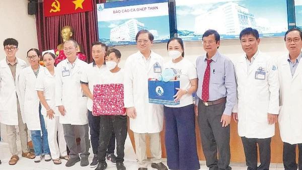 Chuyên gia và y, bác sĩ Bệnh viện Nhi đồng 1 chúc mừng gia đình bệnh nhi P. sau ca mổ thành công.