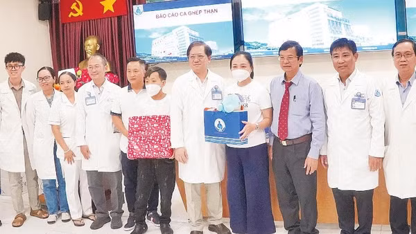 Chuyên gia và y, bác sĩ Bệnh viện Nhi đồng 1 chúc mừng gia đình bệnh nhi P. sau ca mổ thành công.