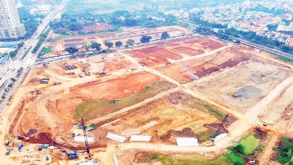 Các phương tiện cơ giới làm việc liên tục tại dự án hồ đầu mối Mễ Trì.