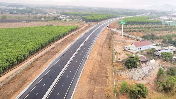 ao tốc Biên Hòa-Vũng Tàu, đoạn qua Thành phố Hồ Chí Minh.