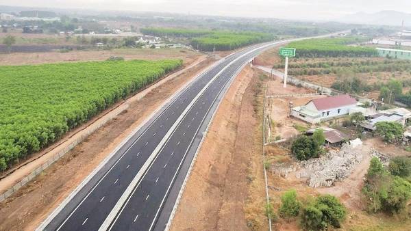 ao tốc Biên Hòa-Vũng Tàu, đoạn qua Thành phố Hồ Chí Minh.