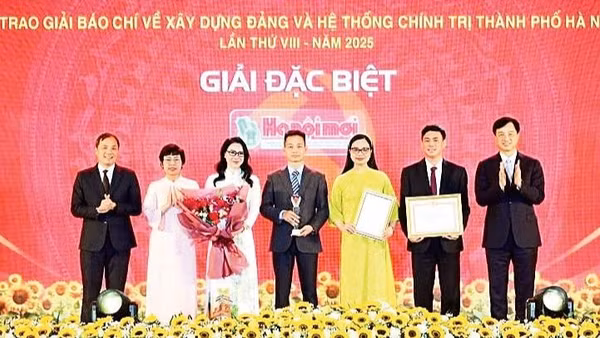 Lãnh đạo Thành ủy Hà Nội và Ban Tổ chức Trung ương trao giải Đặc biệt Giải báo chí về xây dựng Đảng và hệ thống chính trị thành phố Hà Nội lần thứ VIII-năm 2025 cho nhóm tác giả báo Hà Nội Mới, nay là Cơ quan Báo và Phát thanh, truyền hình Hà Nội. (Ảnh VIẾT THÀNH)