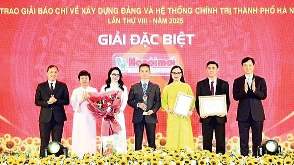 Lãnh đạo Thành ủy Hà Nội và Ban Tổ chức Trung ương trao giải Đặc biệt Giải báo chí về xây dựng Đảng và hệ thống chính trị thành phố Hà Nội lần thứ VIII-năm 2025 cho nhóm tác giả báo Hà Nội Mới, nay là Cơ quan Báo và Phát thanh, truyền hình Hà Nội. (Ảnh VIẾT THÀNH)