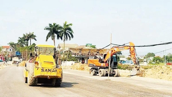 Nhiều đoạn trên tuyến Quốc lộ 6 đoạn qua địa bàn xã Phú Nghĩa được thi công ngay sau khi hoàn thành giải phóng mặt bằng.