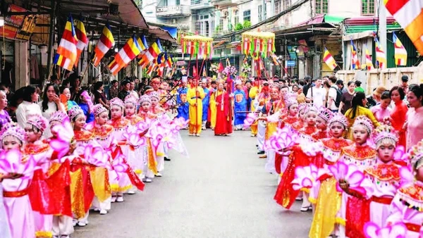 Lễ hội chùa Nành nổi tiếng với những lễ rước độc đáo.