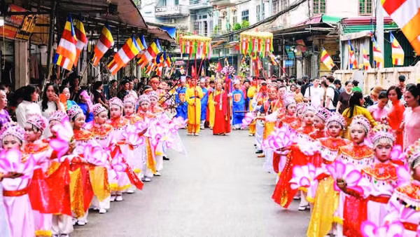 Lễ hội chùa Nành nổi tiếng với những lễ rước độc đáo.