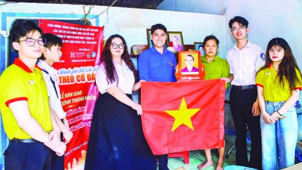 Sinh viên Trường đại học Quốc tế Hồng Bàng trao di ảnh, tặng thân nhân một gia đình liệt sĩ.