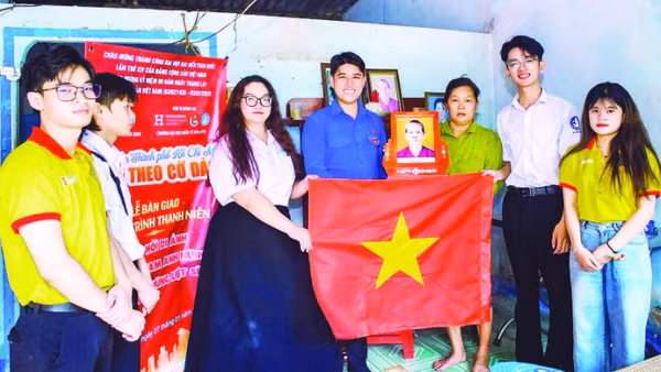 Sinh viên Trường đại học Quốc tế Hồng Bàng trao di ảnh, tặng thân nhân một gia đình liệt sĩ.
