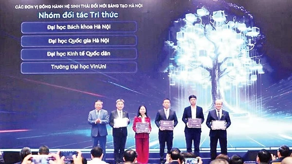 Lãnh đạo Thành ủy Hà Nội trao chứng nhận cho các đơn vị đồng hành hệ sinh thái đổi mới sáng tạo Hà Nội.