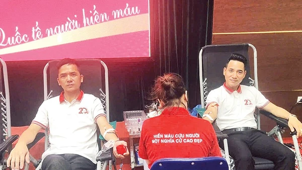 Cán bộ cơ sở giàu lòng nhân ái