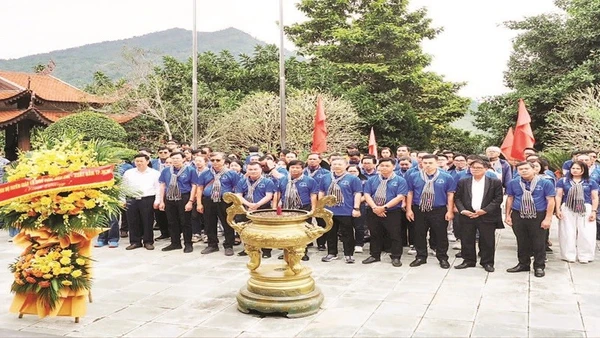 Đoàn dâng hoa, dâng hương tại Nhà tưởng niệm Chủ tịch Hồ Chí Minh trên đỉnh đèo De. (Ảnh HOÀNG HÙNG)