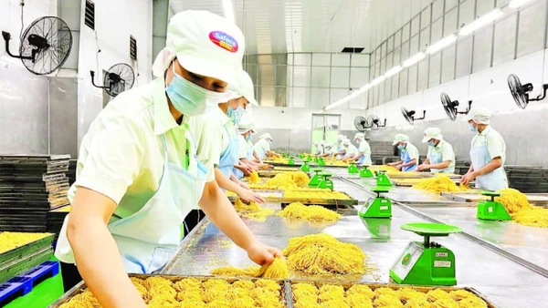 Sản xuất thực phẩm tại Công ty cổ phần Lương thực-Thực phẩm SAFOCO.