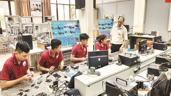 Đào tạo nghề điện tử tại Trường cao đẳng Kỹ nghệ II, phường Phước Long, Thành phố Hồ Chí Minh.