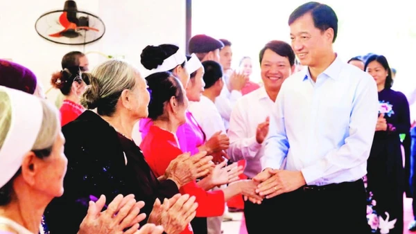 Bí thư Thành ủy Hà Nội Nguyễn Duy Ngọc chung vui với nhân dân thôn Khánh Chúc Đồi, xã Ba Vì trong Ngày hội Đại đoàn kết toàn dân tộc.