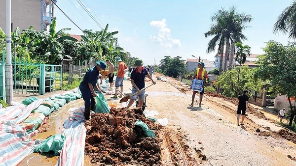 Khu vực đê tại xã Đa Phúc (Hà Nội) vừa xảy ra sự cố sạt trượt vào đầu tháng 10 do ảnh hưởng của hoàn lưu bão số 11. 