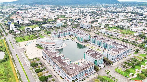 Thành phố đang xem xét chuyển đổi công năng của Trung tâm hành chính-chính trị tỉnh Bà Rịa-Vũng Tàu cũ do thấy công trình phù hợp với hoạt động của các trường đại học. (Ảnh THẾ ANH) 