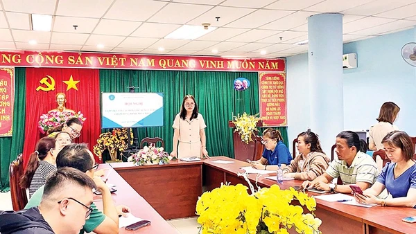 Cơ quan Bảo hiểm xã hội Thành phố Hồ Chí Minh kiểm tra công tác thu hồi nợ đọng bảo hiểm xã hội. (Ảnh QUÝ HIỀN) 