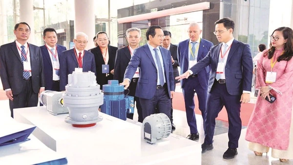 Lãnh đạo Thành phố Hồ Chí Minh và các đại biểu tham quan gian trưng bày sản phẩm động cơ điện của doanh nghiệp Italia đầu tư tại thành phố.