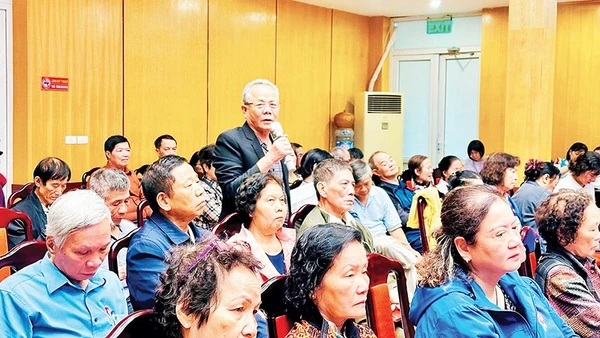 Người dân nêu ý kiến tại buổi đối thoại với người đứng đầu cấp ủy, chính quyền phường Hai Bà Trưng. (Ảnh Đình Hiệp) 