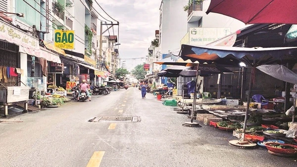 Hoạt động kinh doanh thực phẩm tại chợ tự phát trên đường số 11, phường Bình Hưng Hòa.