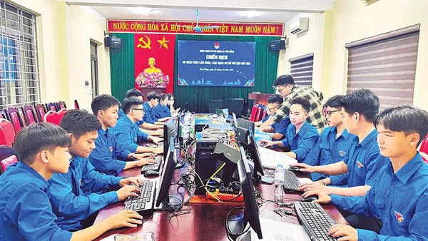 Đoàn viên, thanh niên xã Phù Đổng (Hà Nội) tích cực thực hiện chiến dịch “90 ngày đêm làm giàu, làm sạch dữ liệu đất đai”. 