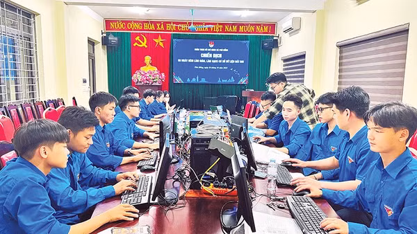 Đoàn viên, thanh niên xã Phù Đổng (Hà Nội) tích cực thực hiện chiến dịch “90 ngày đêm làm giàu, làm sạch dữ liệu đất đai”. 