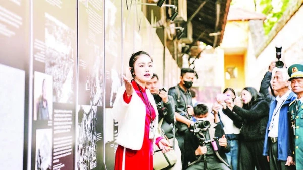 Các đại biểu cùng ôn lại những ký ức về chiến thắng Hà Nội-Điện Biên Phủ trên không.