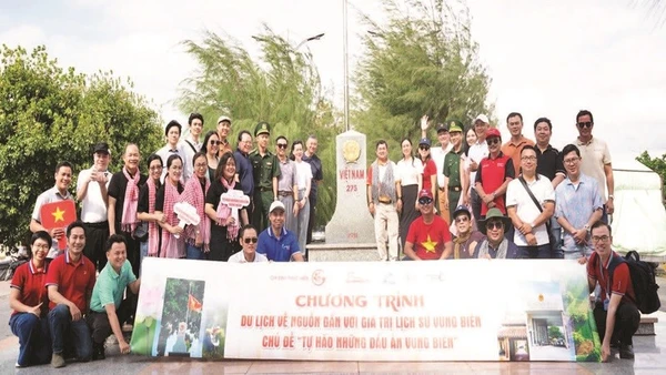 Du khách thăm cột mốc biên giới 275 tại Tịnh Biên, An Giang. (Ảnh Sở Du lịch)