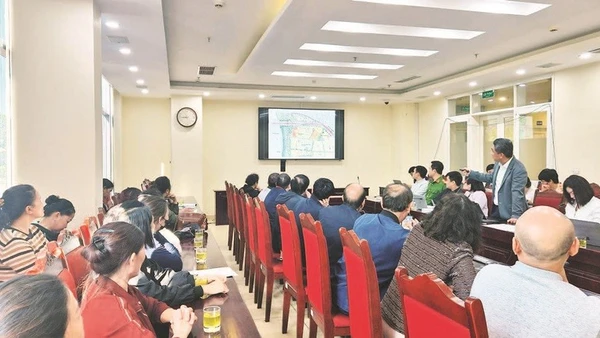 Ủy ban nhân dân phường Ngọc Hà đối thoại với các hộ kinh doanh tự phát.