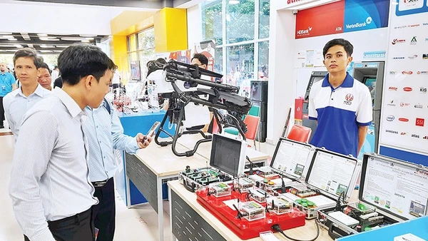 Các đại biểu tham quan triển lãm thành tựu ứng dụng công nghệ chiến lược thúc đẩy phát triển khoa học, công nghệ, đổi mới sáng tạo và chuyển đổi số được tổ chức tại Thành phố Hồ Chí Minh. 