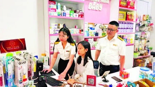 Cán bộ Thuế Thành phố Hà Nội hỗ trợ hộ kinh doanh chuyển đổi sang kê khai thuế.