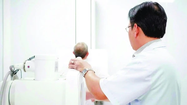 Người cao tuổi đến khám phổi tại Bệnh viện Chợ Rẫy.