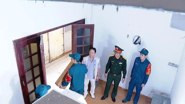 Tổ cơ động do Ban Chỉ huy Quân sự phường chủ trì, hỗ trợ các hộ dân trong việc thu dọn đồ đạc, di chuyển tài sản, để bàn giao mặt bằng dự án đường Vành đai 2,5.