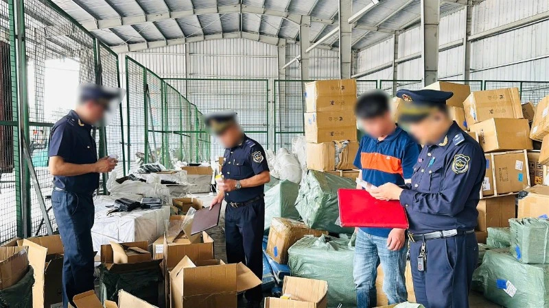 Hàng nghìn sản phẩm nghi giả mạo nhãn hiệu bị phát hiện tại cửa khẩu Hữu Nghị