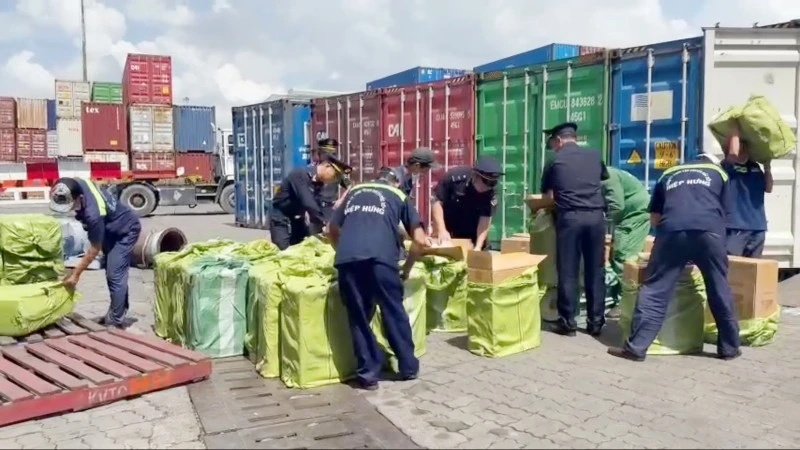 Tác động kép từ chính sách thuế thuốc lá hỗn hợp đến thị trường và người tiêu dùng