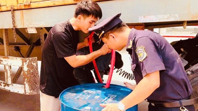 Hải Quan Tăng Cường Kiểm Soát Biên Giới, Phát Hiện Vụ Vận Chuyển Trái Phép Xăng Dầu Và Vũ Khí