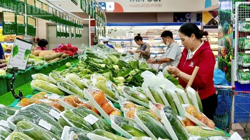 Thị trường mùng 1 Tết ổn định, nhu cầu mua sắm thấp do người dân chủ động dự trữ từ trước