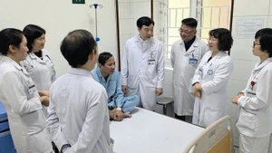 Các bác sĩ Khoa Mắt và phòng Viêm gan Virus hội chẩn trước khi bệnh nhân xuất viện.