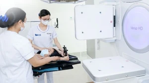 Bệnh viện duy trì lịch xạ trị xuyên Tết phục vụ người bệnh. 