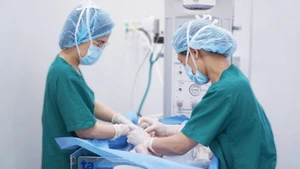 Bé sơ sinh được chăm sóc đặc biệt. 