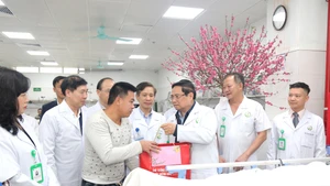 Thủ tướng Chính phủ Phạm Minh Chính thăm hỏi, động viên, chúc Tết cán bộ và người bệnh nằm điều trị tại Bệnh viện Hữu nghị Việt Đức.