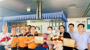 Đoàn công tác của Cục Hàng hải và Đường thủy Việt Nam trao tặng Giấy khen cho thuyền trưởng và thuyền viên tàu STARSHIP TAURUS.