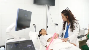 Người bệnh được thăm khám tại Bệnh viện Phụ sản Trung ương. 