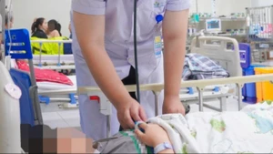 Bệnh nhi nằm điều trị tại Bệnh viện Nhi Trung ương.