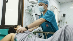 Chăm sóc, điều trị cho bệnh nhân tại Trung tâm Đột quỵ, Bệnh viện Bạch Mai.